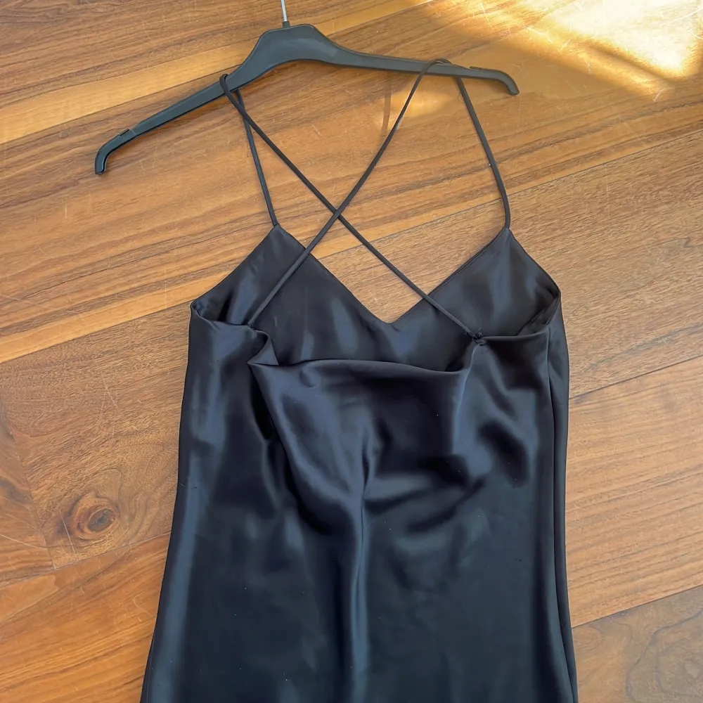 Svart slipdress med rygg som hänger ner lite. Aldrig använd men köpt vintage i nyc🧡. Klänningar.