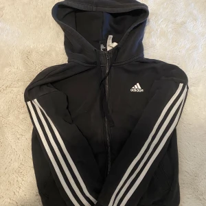 Adidas kofta  - Nästan aldrig använd strl Xs men kan funka för S med  i bra skick (Rensar garderoben därför vill jag sälja allt billigt) 