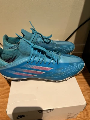 Adidas speedflows.2 - Adidas speedflows.2 kondition 8/10 små repor där framme annars inga problem.