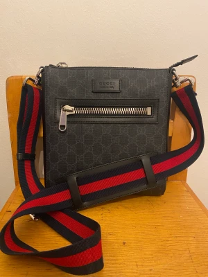 Gucci Messenger bag svart - Nästan helt ny Gucci väska som knappt är använd och har legat hemma och dammat för de mesta kände inte att jag hade något stort behov av den så bestämmer mig nu för att sälja den   Kvitto finns inte men dust bag och påsen från Gucci finns. 