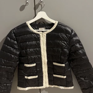 Dunjacka - Superfin jacka som passar perfekt nu till våren! Storlek L men sitter bra på mig som vanligtvis har S/M 💗 (Bilden i mitten visar hur den sitter på mig)