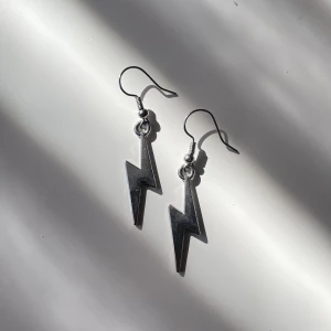 Örhängen  - Blixt örhängen 🫶🏼40kr och jag står för frakten ❤️