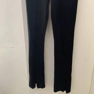 Kostym byxor - Kostym byxor från newyorker slits där framme i skönt matrial 