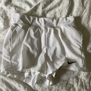 Nike shorts - Lösa Nike shorts med innershorts! Supersköna men får tyvär inte användning av dessa. Använda fåtal gånger🤍 200kr + frakt. 