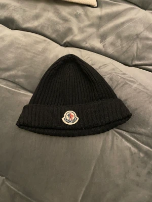 Moncler mössa - Monc mössa i fint skick.