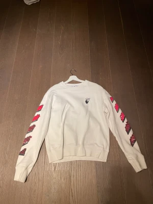 Off white sweatshirt  - En mycket fin off white sweatshirt köpt på kicksnstuff i Göteborg  Skick 10/10 Köpte den för 3500