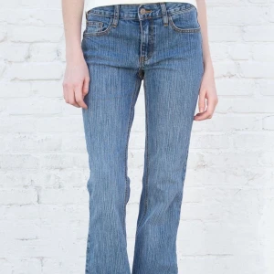 Brandy mellville Brielle 90s jeans - Säljer dessa sjukt snygga jeans från brandy mellville, eftersom de inte passa mig. Använda ett fåtal gånger men ser helt nya ut💗