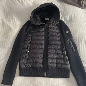 Moncler vårjacka strl m - Inköpt på NK Göteborg. Räknas formellt sett som en tröja enligt Moncler så därför är det strl m och inte siffror. 
