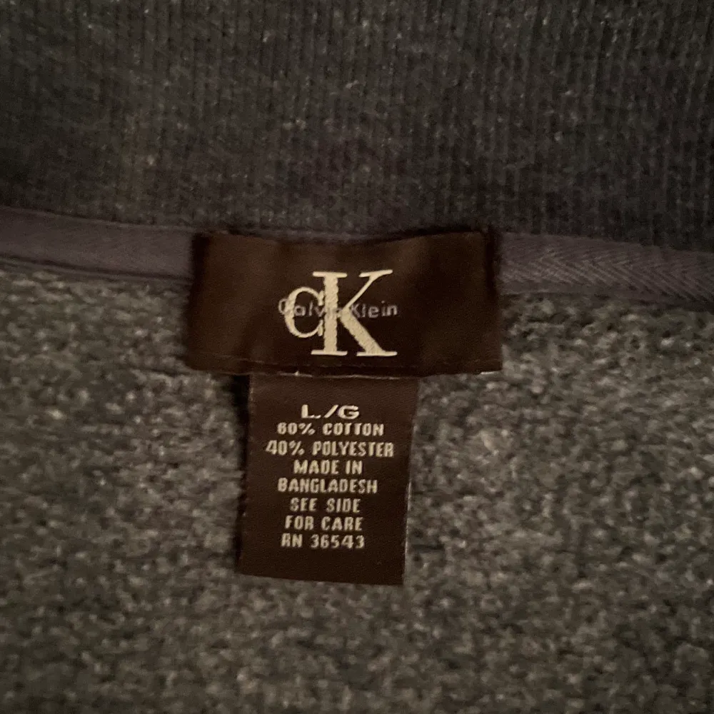 En sjysst Calvin Klein tröja med dragkedja som är köpt för drygt 1 år sen och har används 10+ gånger som jag nu vill sälja pga lite användning. Tröjor & Koftor.