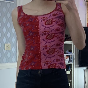 Rosaröd mönstrad hippie linne - Suddig bild på ryggen för att visa hur det såg ut.  Supersöt linne smyckat med pärlor på vissa blommor strechy/töjbart kan funka som M