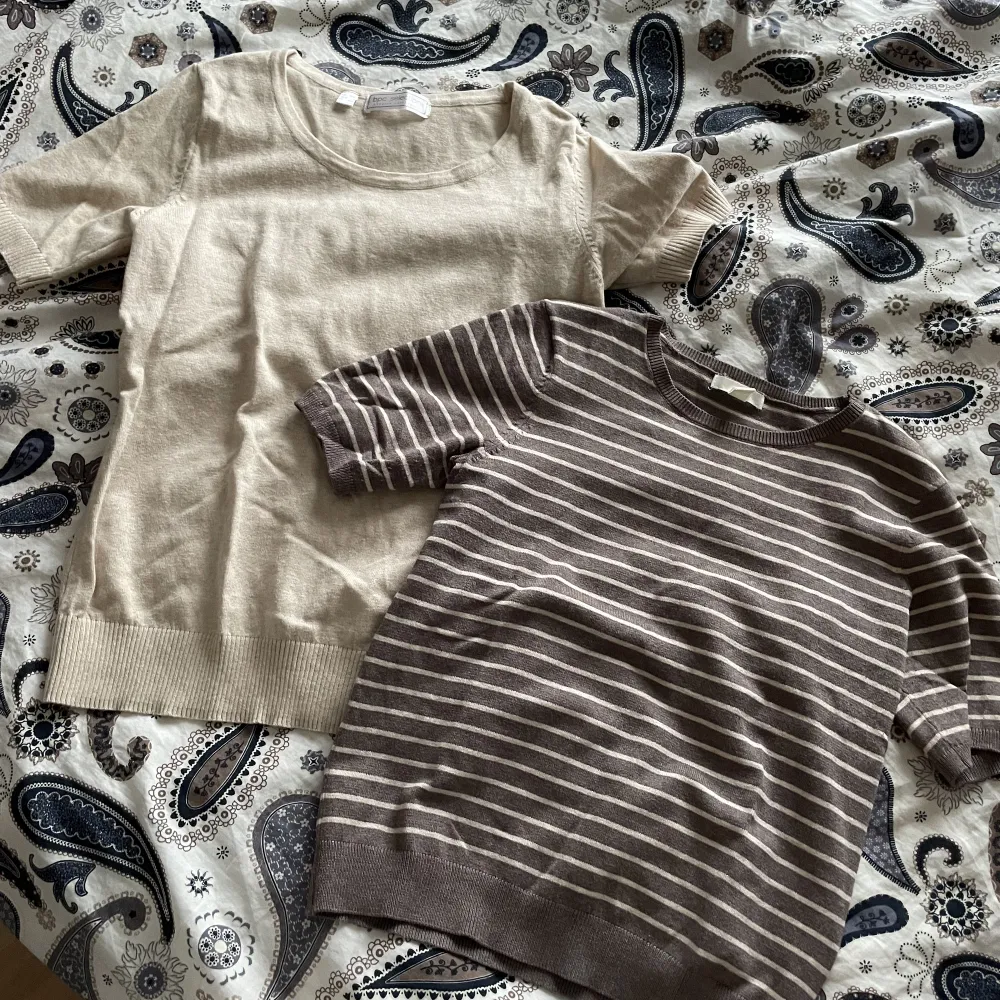 2 stickade t-shirts ❤️ båda storlek S, båda för 200. Stickat.