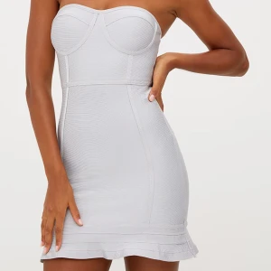 Studentklänning  - Säljer min studentklänning som jag hade förra året! Använd väl och inte skador! Slutsåld på plt just nu. Storlek 4 💕