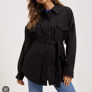 Nelly kappa - Jätte populär kappa från Nelly, storlek 34 men Oversized så passar mig som brukar ha 38 med. Använd fåtal gånger o är lite nopprig annars jätte fint skick 