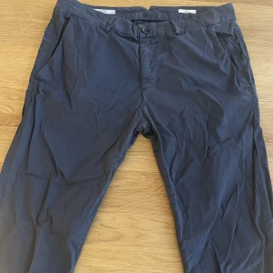 Cruna chinos - Herr byxa. Tillverkad i Italien. Använda, men fint skick. Nypris 2000 kr. Storlek 50. Hämtas vid St knuts torg Malmö, kan också skickas mot frakt. Rensar min sambos garderob så titta in på mina andra annonser