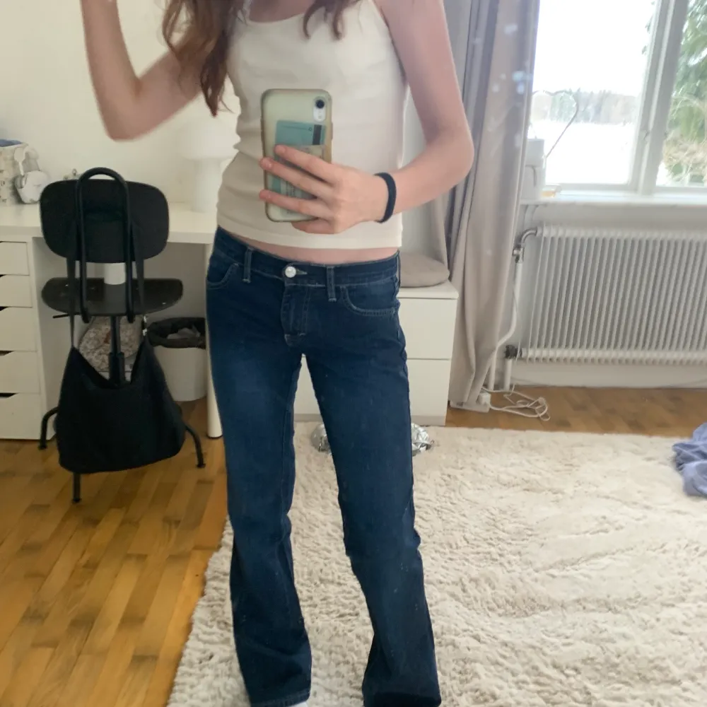 ‼️INTE SÅLDA, OSERIÖS KÖPARE‼️ Lågmidjade jeans men stjärnor som jag har sytt på. Midjemått tvärs över: 37cm. Innebenslängden: 82cm. Ytterbenslängden: 98cm. Står att dem är M men passar mig som har xs/s. Buda💗. Jeans & Byxor.