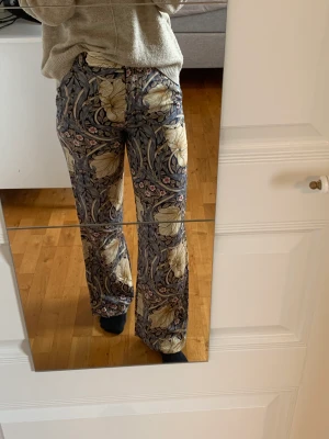 Byxa Morrris & Co - Fin och mjuk byxa som endast är använd några få gånger. Från kampanjen med Morris & co på H&M. 