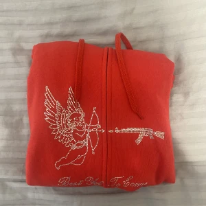 Best yet to come zip hoodie  - Snygg röd rhinestone hoodie med en ängel och en AK47 i rhinestone Helt oanvänd storlek Large Säljer pga den var för stor Kan också byta för en S