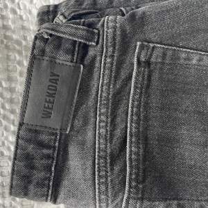 Säljer dessa arrow low jeans från Weekday då de inte passar. (Jag har tyvärr ingen bild med byxorna på). Nypris 590kr