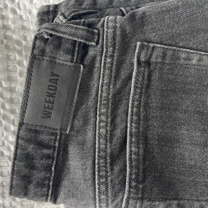 Arrow low jeans - Säljer dessa arrow low jeans från Weekday då de inte passar. (Jag har tyvärr ingen bild med byxorna på). Nypris 590kr