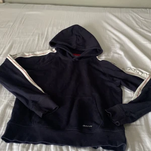 Gant  - Mörkblå gant tröja, märke på armarna, bra skick, snabb affär så kan vi snacka om priset 