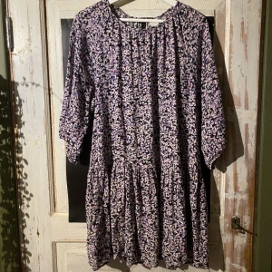 Klänning  - Fin sommarklänning som sitter väldigt löst och flowy, har varit en favorit men inte min stil längre. Hur härlig som helst