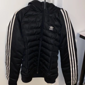 Adidas jacka  - En jätte fin adidas vinter jacka i storlek 36 använd fåtal gånger så är iprincip i nyskick, bara att skriva om du har några frågor!💗 köparen står för frakten. 