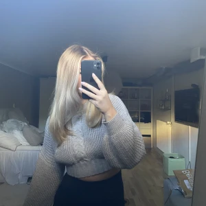 Stickad tröja - Superfin grå stickad tröja i en kortare model från NA-KD. Endast använd ett fåtal gånger.💖🤍