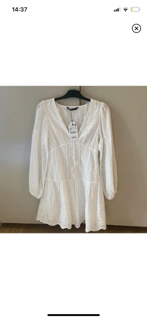 Zara klänning - SÖKER!!!! letar efter denna klänningen i xs eller s! Hör gärna av dig om du säljer den eller vet någon som gör💗💗💗💗💗