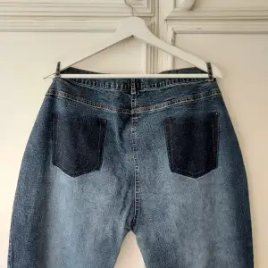 Low-waisted jeans med ursnygg detalj på rumpan, med endast siluetten av fickor. Det står att det är st52, men skulle säga att de mer är st44/46