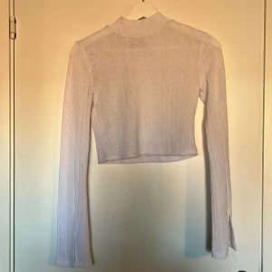 vit halvpolo  - fin vit halvpolo från NAKD. sparsamt använd. något croppad med slits i slutet av ärmen. frakt ej inkluderat