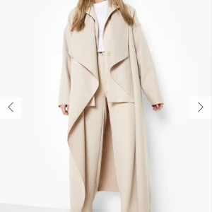 Kappa - Helg ny kappa i färgen Stone aldrig använd . Köparen står själv för frakten 