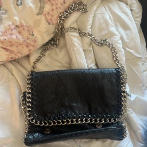 Väska - Säljer min Tiamo väska som jag inte använder löngre, nästan som ny bara lite smutsig innuti men går att rengöra, ord pris 499 säljer för 250