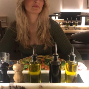 Stickad Topp - Så himla fin stickad topp!  Jag älskar den här toppen men tyvärr så känner jag att den inte riktigt passar mig, den är bara använd 1 gång så den är som ny. Finns inte längre kvar att köpa, den är i storlek S men skulle säga att den även passar M😊