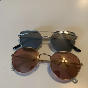 Solglasögon - Två jättesnygga solglasögon! Änvända väldigt få gånger! 50kr styck eller 80kr för båda! Frakt tillkommer.