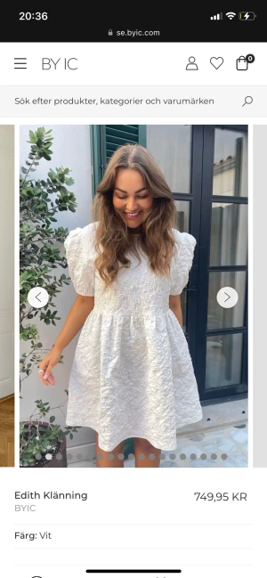 Studentklänning  - Så fin studentklänning😅 slutsåld på hemsidan, stolek s. Aldrig testad/använd💞 (lånad bild), skriv för fler bilder. 