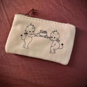 Plånbok från Brandy Melville  - Köpte den här plånboken från brandy Melville men kommer tyvärr inte till användning. Frakten ligger på 45kr 💕