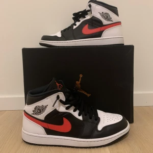 Air Jordan 1 Chile Red - Nike air jordan 1 Chile red, storlek 43. Skorna är knappt använda och är i princip som nya. De är såklart äkta och kartongen från SolePlus följer med. Tveka inte att skicka ett meddelande ifall du undrar något! Kan mötas upp i Malmö/Lund eller fraktas.