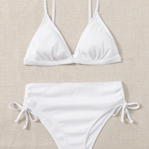 Bikini - - Fin vit bikini i superskönt material - Underdelen har hög midja - Endast testad och använd 1 gång - Kommer tvätta igen innan köp - Kom gärna med prisförslag🌷✨💕