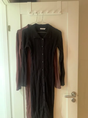 MAY klänningar  - Supersnygga stickade klänningar från MAY, köpta för 500kr/st, båda i storlek XS/S men väldigt stretchigt material så hade fungerat bra på en M också🥰