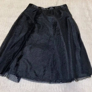 svart lång kjol - lång kjol st. 34