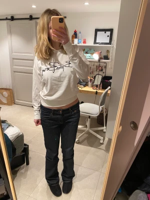 Sweater - Vit sweater från Björn Borg. Storlek 36. Man kan enkelt vika upp den om man önskar passform som på sista bilden. Nästan oanvänd.