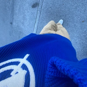 Vicinity Stickad Tröja - Svinsnygg stickad sweater från märket Vicinity säljes pga att den inte längre används. 10/10 condition, inga defekter. Storlek L sitter snyggt oversize på mig som är 182, men passar nog dig som är mellan 180-190 beroende på hur du vill att den ska sitta.