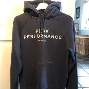 Mycket fin Hoodie för svalare sommarkvällar! Funkar till alla tillfällen.  Färg: marinblå, vit text Storlek: S Skick: 6/10 Nypris: 800 kr  Mitt pris: 150 kr 