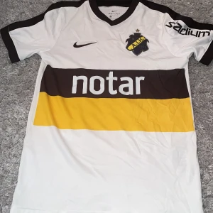AIK T-shirt - Jätte snygg Aik T-shirt med nummer 7 på ryggen, inga hål/fläckar eller något liknande, säljer tröjan på grund av att jag har 2 exakt lika dana fast med andra nummer ( Äkta )