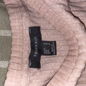 klänning  - En ganska lång rosa klänning med medium långa armar som är stretchy  