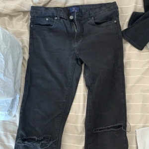 Svarta skinny jeans - Svarta skinny jeans med hål på. Märket Nly jeans och är jätte fina på