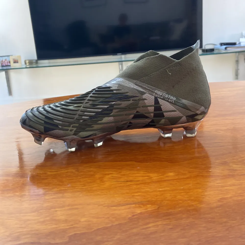 Adidas predator Edge crystal Limited edition storlek 39,5. Jag har använt dom här 2 träningar. Nypris är 3499kr jag säljer för 1250kr. Skor.