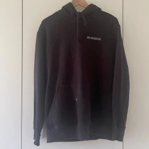 Hoodie - Säljer denna hoodien då jag inte använder den längre. Storlek S men passar M och XS med beroende på hur man vill att den ska sitta. 🩷 säljer för 150kr🩷