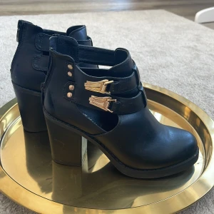 Klackskor  - Klackskor med gulddetaljer. Storlek 37. Passar mig som har 36,5