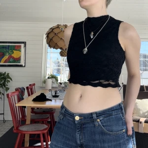 Svart crop top, ginatricot - En svart turtleneck crop top i dubbellager, yttersta lagret är någon slags blommig spets. Den är hel och fin och har inte används så värst mycket, blir inte så många crop top vänliga dagar i Jämtland :/. Sen gillar jag mer urringade toppar. 